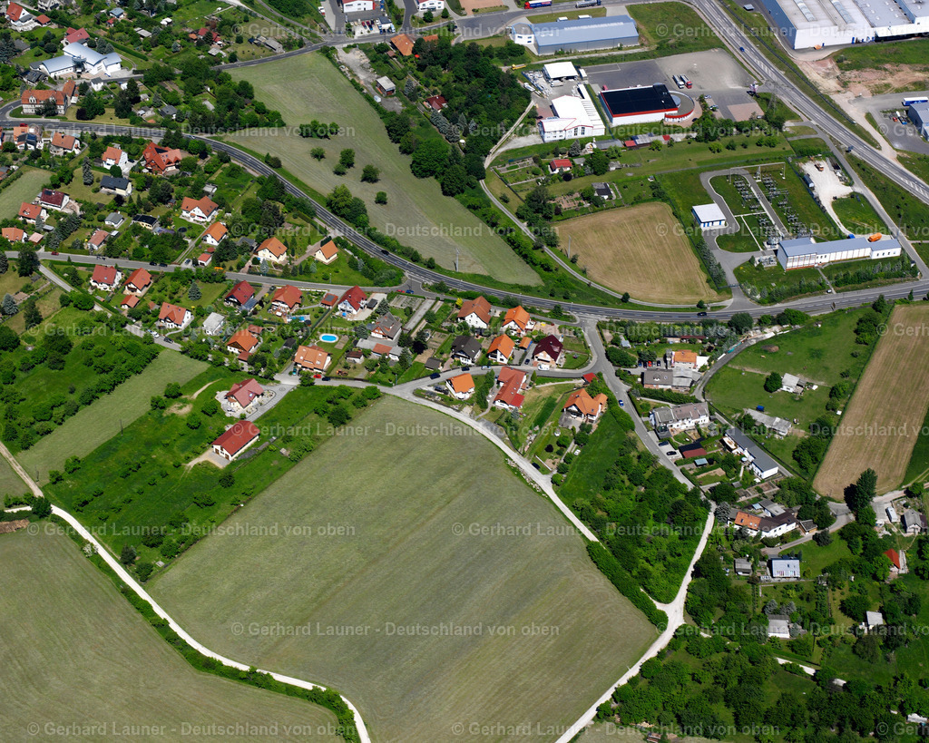 2634149 | HEILBAD HEILIGENSTADT 09.06.2006 Landwirtschaftliche Nutzflächen und Feldgrenzen  umsäumen das Siedlungsgebiet des Dorfes in Heilbad Heiligenstadt im Bundesland Thüringen, Deutschland // Agricultural land and field boundaries surround the settlement area of the village  in Heilbad Heiligenstadt in the state Thuringia, Germany Foto: Gerhard Launer