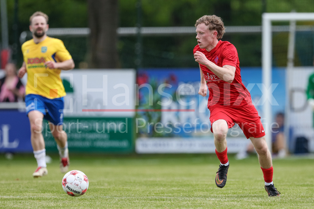 Fussball, Aufstiegsrunde Regionalliga Nord, SV Todesfelde - Blumenthaler SV | Jasper Look (Blumenthaler SV, 16) am Ball, Einzelbild, Ganzkörper, Aktion, Action, Spielszene