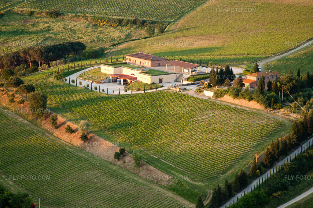 Aerial view: View of the town in Valiano in the state Tuscany, Italy. – Photo: IMG_28373.jpg taken on 06/02/2010 by Werner Riehm/FLY-FOTO.com – Resolution of the original: 4752 x 3168 px