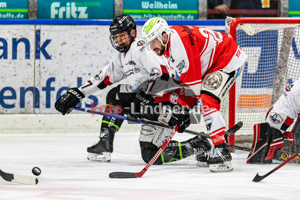 Spiel 1 Finale TSV Peißenberg Miners vs EHC Königsbrunn | Eishockey Bayernliga Playoffs 2023/2024, Spiel 1 Finale TSV Peißenberg Miners vs EHC Königsbrunn, 20240322,
Dejan VOGL (Miners 23) in Aktion,
2024-03-22 in Peißenberg (Eisstadion)
67 Maximilian MALZATZKI (Miners 67), 23 Dejan VOGL (Miners 23)
Copyright: WolfgangxLindner foto-lindner.de