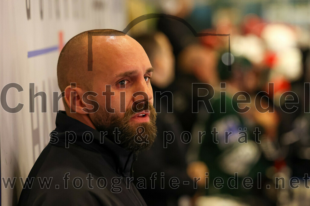 2023-10-20_064_TSV_Erding_gegen_EHC_Klostersee | Erding, Deutschland, 20.10.2023:.Eishockey, Bayernliga Vorrunde 2023 / 2024, 2. Spieltag, TSV Erding gegen EHC Klostersee, Endergebnis: ..Teamchef Felix Schütz (Erding Gladiators)..Foto: Christian Riedel / fotografie-riedel.net