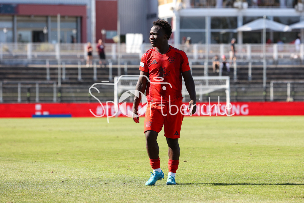 FC Würzburger Kickers - FC Bayern Amateure | Im Bild Nestory IRANKUNDA (FC Bayern München II #7) nach dem Sieg in Wuerzburg / matchwinner / Einzelfoto / Freisteller / Regionalliga Bayern: FC Würzburger Kickers - FC Bayern München II, AKON Arena am 24.08.2024