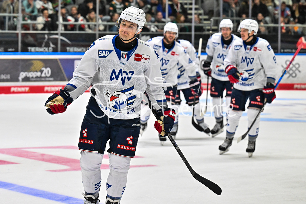 Augsburger Panther - Adler Mannheim | Jubel der Adler nach dem Treffer zum 6-3 durch Kristian REICHEL (Adler Mannheim 11)/ Tor / Torschuetze / Freude / Happy / DEL: Augsburger Panther - Adler Mannheim; Curt Frenzel Stadion am 14.09.2025