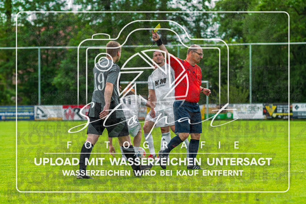 Kreisliga Herren HK - FG Fulde-Stellichte vs. Germania Walsrode | Marlon Bargmann (FG Fulde-Stellichte #10), Gerrit Ludwig (Schiedsrichter); Kreisliga Herren HK - FG Fulde-Stellichte vs. Germania Walsrode am 10.05.26 in Fulder Zentralstadion, Fulde - Realisiert mit Pictrs.com