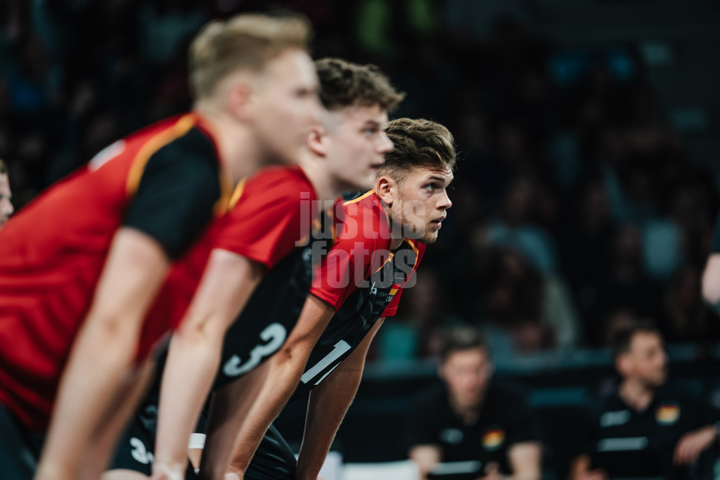 Volleyball | Männer | Testspiel | Deutschland vs. Italien | 26.05.2025 | Erik Röhrs (#19, Deutschland) wartet auf die Angabe
