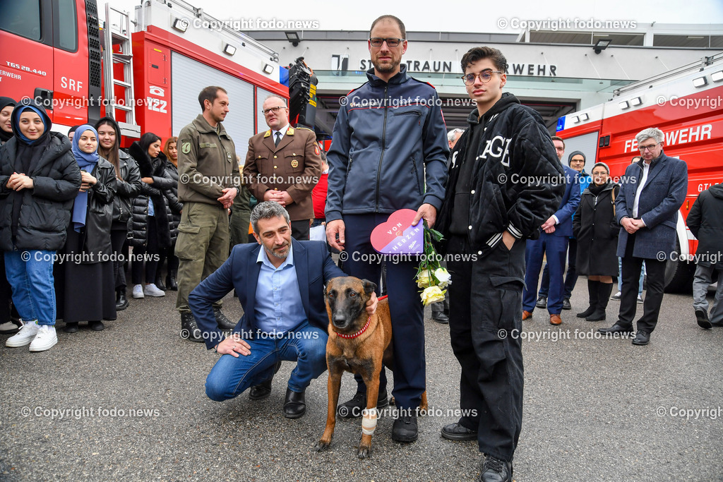 Feuerwehr Traun_ Empfang Rettungshunde Erdbebeneinsatz Türkei_ 17.02.2023-26 | 17.02.2023, Traun, AUT, Feuerwehr Traun, Empfang Rettungshunde Erdbebeneinsatz Tuerkei, im Bild Markus Gruber mit Boom mit dankbaren Menschen