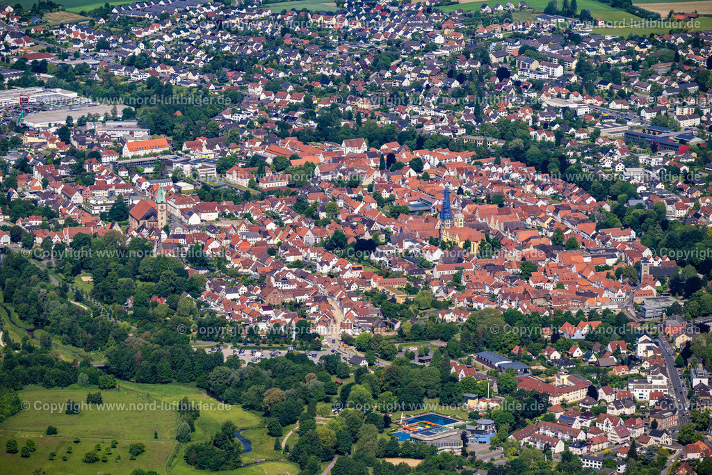 Lemgo_Altstadt_ELS_0530050623 | LEMGO 05.06.2023 Altstadtbereich und Innenstadtzentrum an der Kramerstraße in Lemgo im Bundesland Nordrhein-Westfalen, Deutschland. Weiterführende Informationen bei: Alte Hansestadt Lemgo. // Old Town area and city center on street Kramerstrasse in Lemgo in the state North Rhine-Westphalia, Germany. Further information at: Alte Hansestadt Lemgo. Foto: Martin Elsen