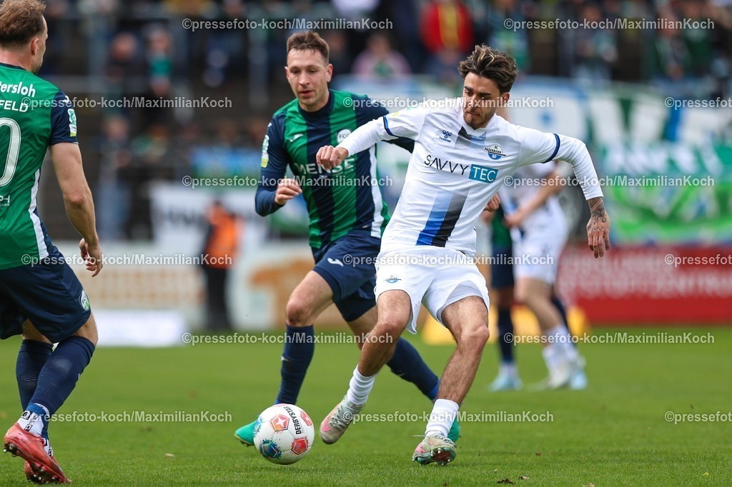 xKWIx12042601040 | 2026.04.12, xkwix, Fußball, Regionalliga West, FC Gütersloh -  SC Paderborn 07 II, Heidewaldstadion (Ohlendorf Stadion im Heidewald), 29.Spieltag, Saison 2025 / 2026: Lucas Copado Schrobenhauser (SC Paderborn II #7) beim Zweikampf gegen Julius Langfeld (FC Gütersloh #10) DFB regulations prohibit any use of photographs as image sequences and or quasi-video. Photo: xKamilxWilkowskixPressefotoKochx