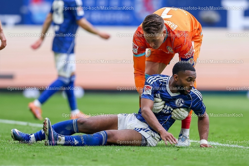 S0417052601031 | 17.05.2026, Fußball, FC Schalke 04 - Eintracht Braunschweig, 34. Spieltag, 2. Fußball Bundesliga, Veltins-Arena Gelsenkirchen, Saison 2025 2026: Torwart Ron-Thorben Hoffmann&nbsp;(Braunschweig #01) hilft Moussa Sylla&nbsp;(Schalke04 #09) auf die Beine  DFB regulations prohibit any use of photographs as image sequences and or quasi-video.