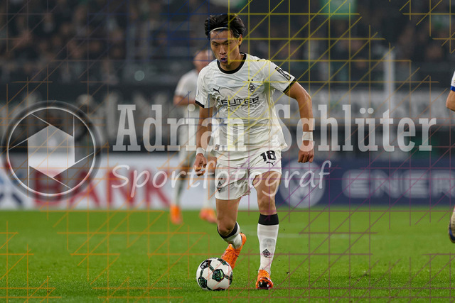 Borussia Mönchengladbach vs Karlsruher SC - DFB-Pokal 2. Runde | Mönchengladbach, Deutschland, 28.10.25:   Shuto Machino (Borussia Mönchengladbach) in Aktion am Ball, Einzelaktion waehrend des Spiels der DFB-Pokal 2. Runde zwischen Borussia Mönchengladbach vs Karlsruher SC im Stadion im Borussia Park(Foto von Brauer-Fotoagentur / Adrian Schlueter)