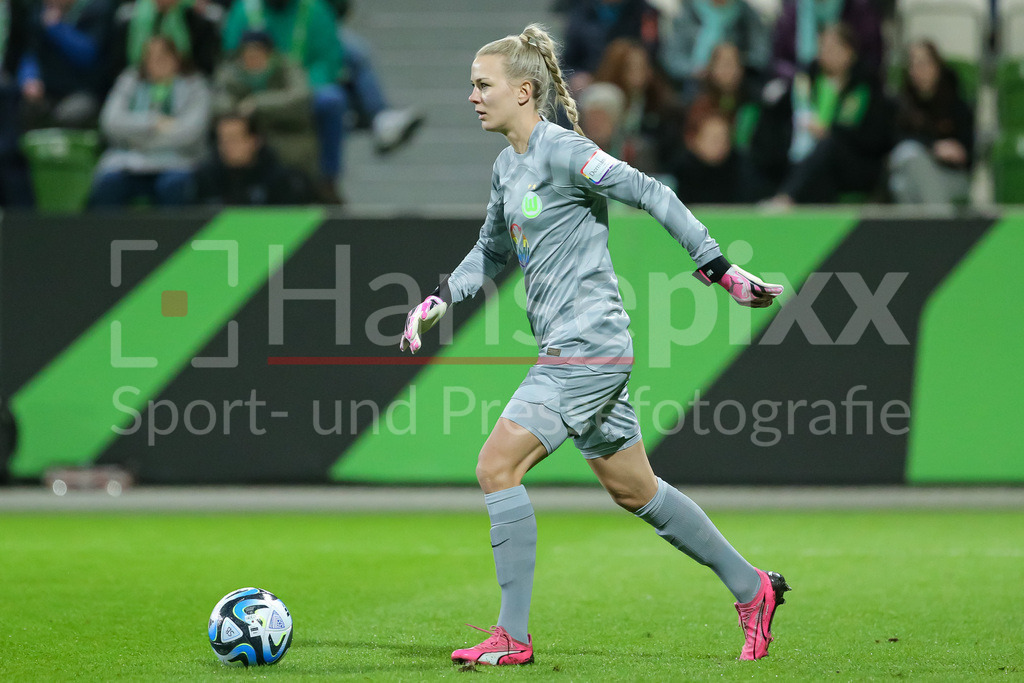 Fussball, Google Pixel Frauen-Bundesliga, VfL Wolfsburg - RB Leipzig | v.li.: Merle Frohms (Torhüterin, Torwart, VfL Wolfsburg, 1) am Ball, Freisteller, Einzelbild, Ganzkörper, Aktion, Action, Spielszene, DIE DFB-RICHTLINIEN UNTERSAGEN JEGLICHE NUTZUNG VON FOTOS ALS SEQUENZBILDER UND/ODER VIDEOÄHNLICHE FOTOSTRECKEN. DFB REGULATIONS PROHIBIT ANY USE OF PHOTOGRAPHS AS IMAGE SEQUENCES AND/OR QUASI-VIDEO.