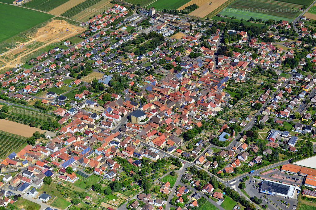 3650261 | BERGTHEIM 31.08.2016 Stadtgebiet mit Außenbezirken und Innenstadtbereich am Rand von landwirtschaftlichen Feldern und Ackerflächen in Bergtheim im Bundesland Bayern, Deutschland // Urban area with outskirts and inner city area on the edge of agricultural fields and arable land in Bergtheim in the state Bavaria, Germany Foto: Gerhard Launer