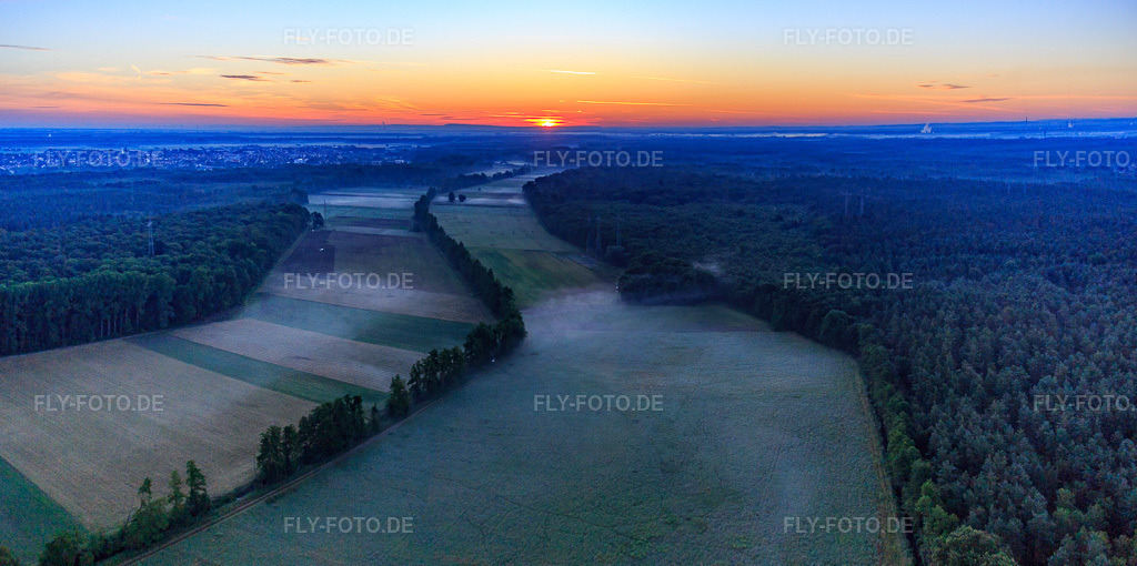 Luftbild: Sonnenaufgang im Otterbachtal mit Morgendunst in Kandel im Bundesland Rheinland-Pfalz in Deutschland. Foto: IMG_091487-Pano.jpg vom 10.07.2016 durch Werner Riehm/FLY-FOTO.deAuflösung des Originals: 6576 x 3272 px