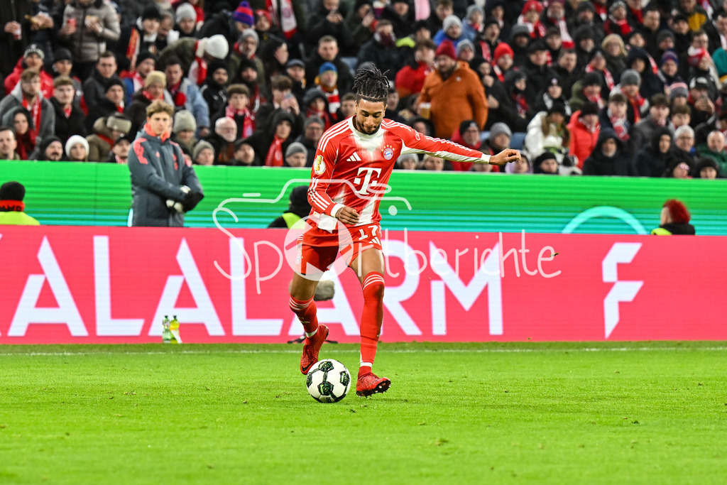 FC Bayern München - RB Leipzig | MUNICH, GERMANY - 11. FEBRUARY: am Ball Michael OLISE (FC Bayern Munich 17) / Einzelfoto / Freisteller während dem Spiel zwischen dem FC Bayern München und RB Leipzig beim Viertelfinale des DFB-Pokales in der Allianz Arena