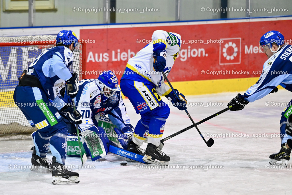 ESC Soccerzone Steindorf vs. UECR Huben  | #28 Bacher Stefan ESC Steindorf, #70 Moser Lukas ESC Steindorf, #97 Fuetsch Johannes UECR Huben, #64 Stichauner Fabian ESC Steindorf, ESC Soccerzone Steindorf vs. UECR Huben , ESC Soccerzone Steindorf vs. UECR Huben  am 11.01.2025 in Steindorf (Ossiachersee Halle), Austria, (Photo by Bernd Stefan)