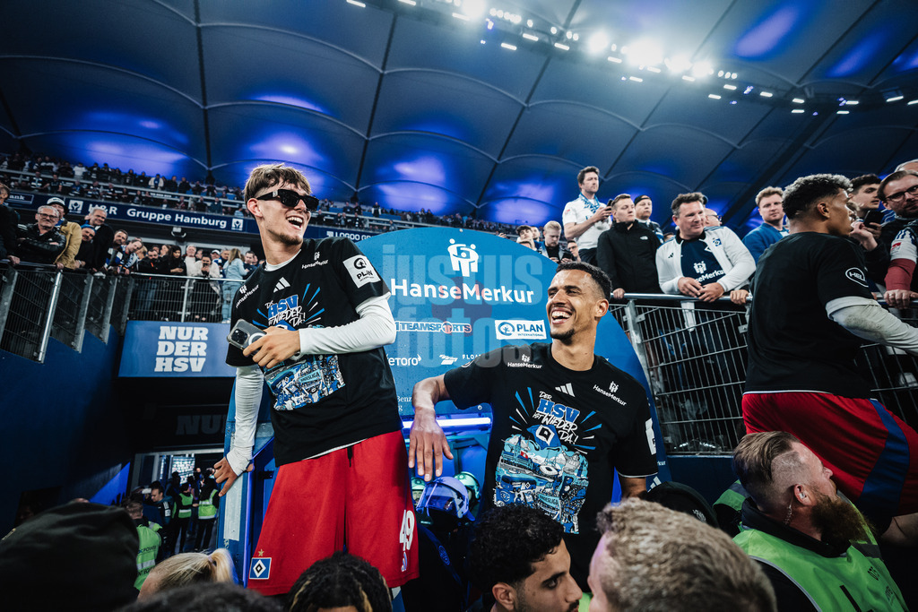 Fußball | Männer | Saison 2024/2025 | 2. Fußball-Bundesliga | 33. Spieltag | Hamburger SV vs. SSV Ulm 1846 | 10.05.2025 | v.l. Otto Emerson Stange (#49, HSV) und Robert Glatzel (#9, HSV) feiern den Aufstieg