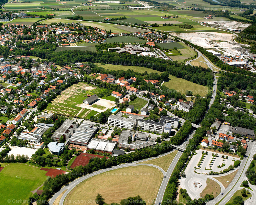 2600566 | ALTöTTING 09.06.2006 Ortsansicht am Rande von landwirtschaftlichen Feldern und Nutzflächen  in Altötting im Bundesland Bayern, Deutschland // Village view on the edge of agricultural fields and land  in Altötting in the state Bavaria, Germany Foto: Gerhard Launer