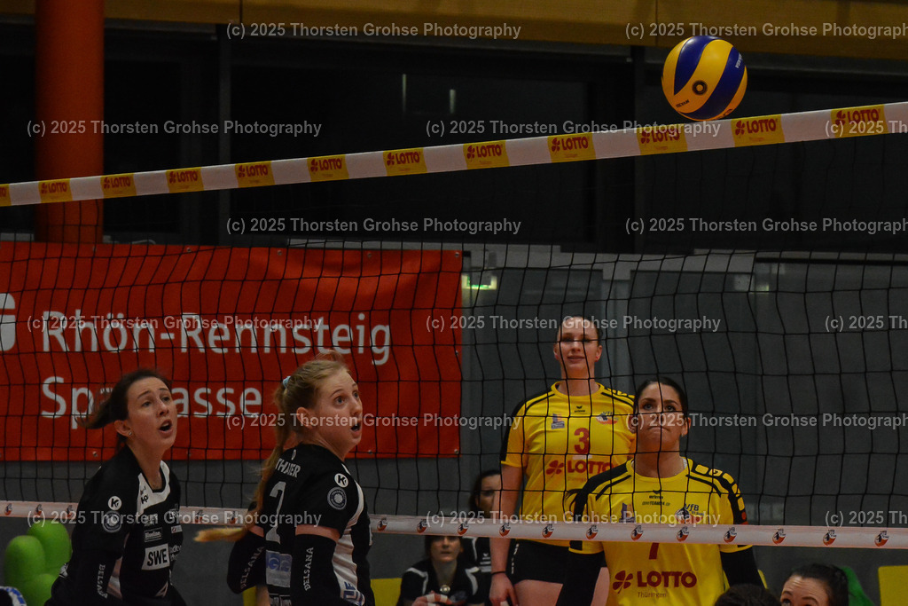 VBL VFB Suhl vs. SCHWARZ-WEISS Erfurt | (VFB Suhl) in Gelb, (Schwarz-Weiss Erfurt) in Schwarz; VBL VFB Suhl vs. SCHWARZ-WEISS Erfurt, Volleyball-Bundesliga Frauen am 17.02.2018 in der Multihalle in Meiningen, (Deutschland) - Realisiert mit Pictrs.com