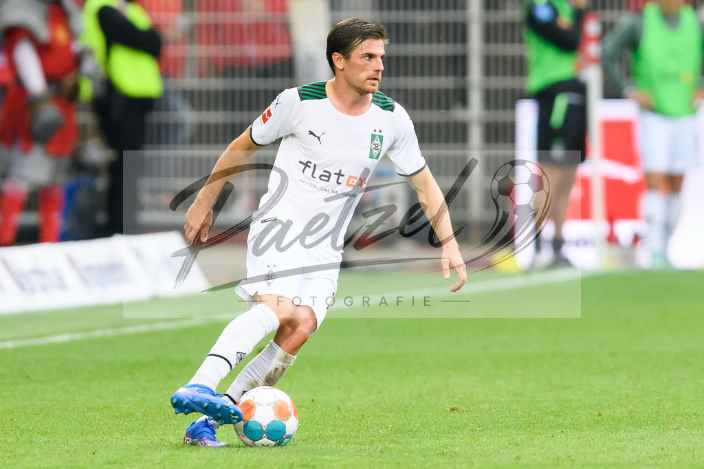 FCUBMG20210829_245 | Fussball, Herren: Jonas Hofmann (Borussia Moenchengladbach) in Aktion, am Ball, Einzelaktion beim Spiel der 1. Bundesliga zwischen 1. FC Union Berlin und Borussia Moenchengladbach im Stadion An der Alten Foersterei am 29.08.2021 in Berlin, Deutschland. - Realisiert mit Pictrs.com