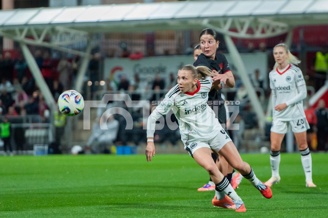 20250925schulz185 | Elisa Senß (Eintracht Frankfurt,No.06) (vorne) im Zweikampf mit Ruby Grant (Bayer Leverkusen,No.22)DEU, Leverkusen, 25.09.2025 Fußball, Google Pixel Frauen-Bundesliga,  4. Spieltag, Bayer 04 Leverkusen - Eintracht FrankfurtDIE DFB-RICHTLINIEN UNTERSAGEN JEGLICHE NUTZUNG VON FOTOS ALS SEQUENZBILDER UND/ODER VIDEOÄHNLICHE FOTOSTRECKEN - Realisiert mit Pictrs.com