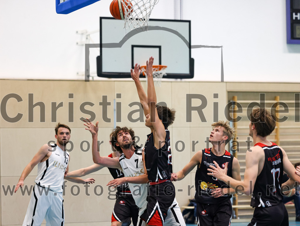 2022-10-16_067_TSV_Vaterstetten_gegen_Baskets_Vilsbiburg_2 | Vaterstetten, Deutschland, 16.10.2022:
Basketball, Bayernliga Herren Südost 2022 / 2023, 1. Spieltag, TSV Vaterstetten gegen Baskets Vilsbiburg 2, Endergebnis: 83:64

Luca Maurice Kohll (TSV Vaterstetten, #7), J. Lenk (Baskets Vilsbiburg, #23)

Foto: Christian Riedel / fotografie-riedel.net