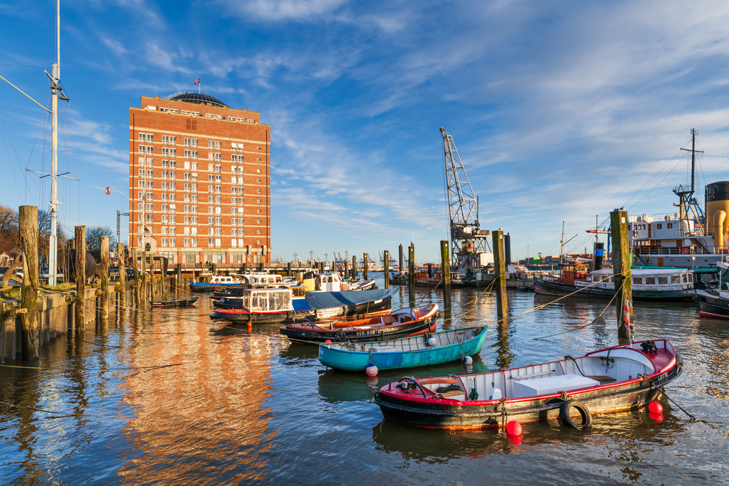 10260409 - Museumshafen Övelgönne | Kaufen Sie Hamburg Bilder und Hamburg Fotos auf Leinwand, Acrylglas, Alu-Dibond, oder als Poster in Hamburgs großer Onlinegalerie. Elbphilharmonie Bilder, Hamburger Hafen, Speicherstadt, Alster und viel mehr.