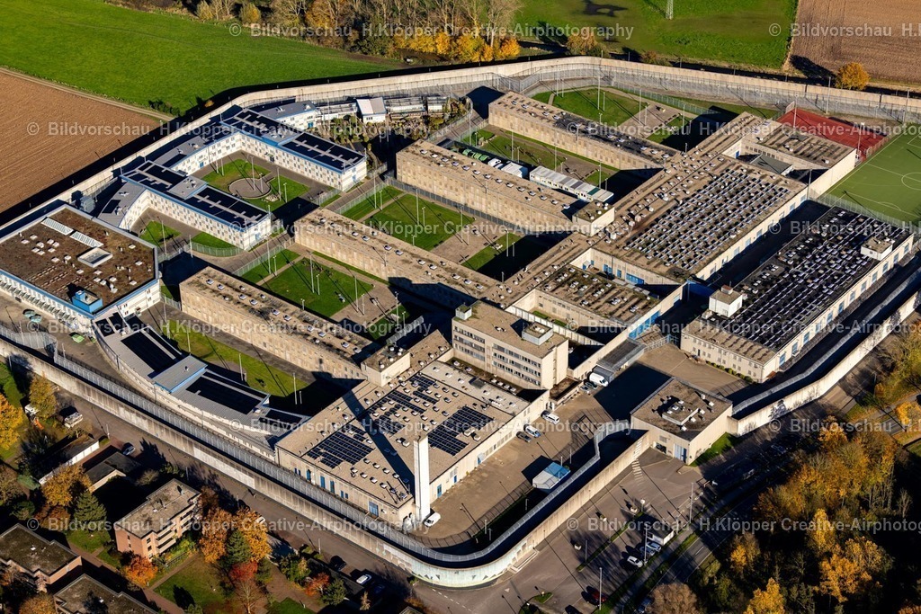 Luftbilder Geldern-7630 | Luftbildfotografie Gefängnis- Gelände und Sicherheitsumzäunung der Justizvollzugsanstalt JVA am Möhlendyck in Geldern im Bundesland Nordrhein-Westfalen, Deutschland. - Realized with Pictrs.com
