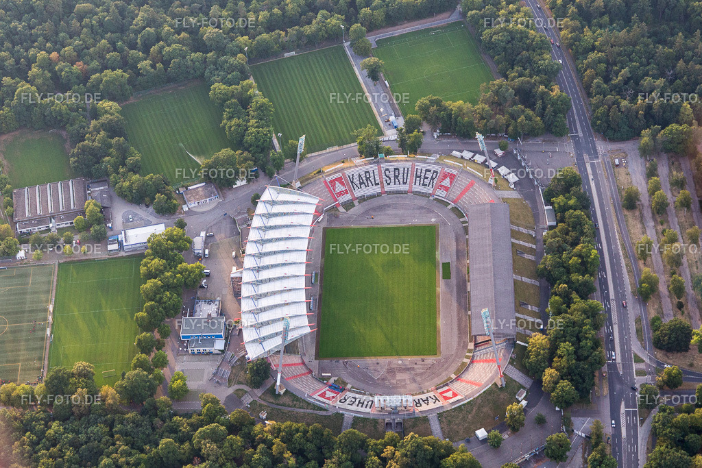 Fussballstadion Wildparkstadion des Vereins KSC | Luftbild: Fussballstadion Wildparkstadion des Vereins KSC im Ortsteil Innenstadt-Ost in Karlsruhe im Bundesland Baden-Württemberg in Deutschland. Foto: IMG_109125.jpg vom 19.07.2018 durch Werner Riehm/FLY-FOTO.de - Realisiert mit Pictrs.com