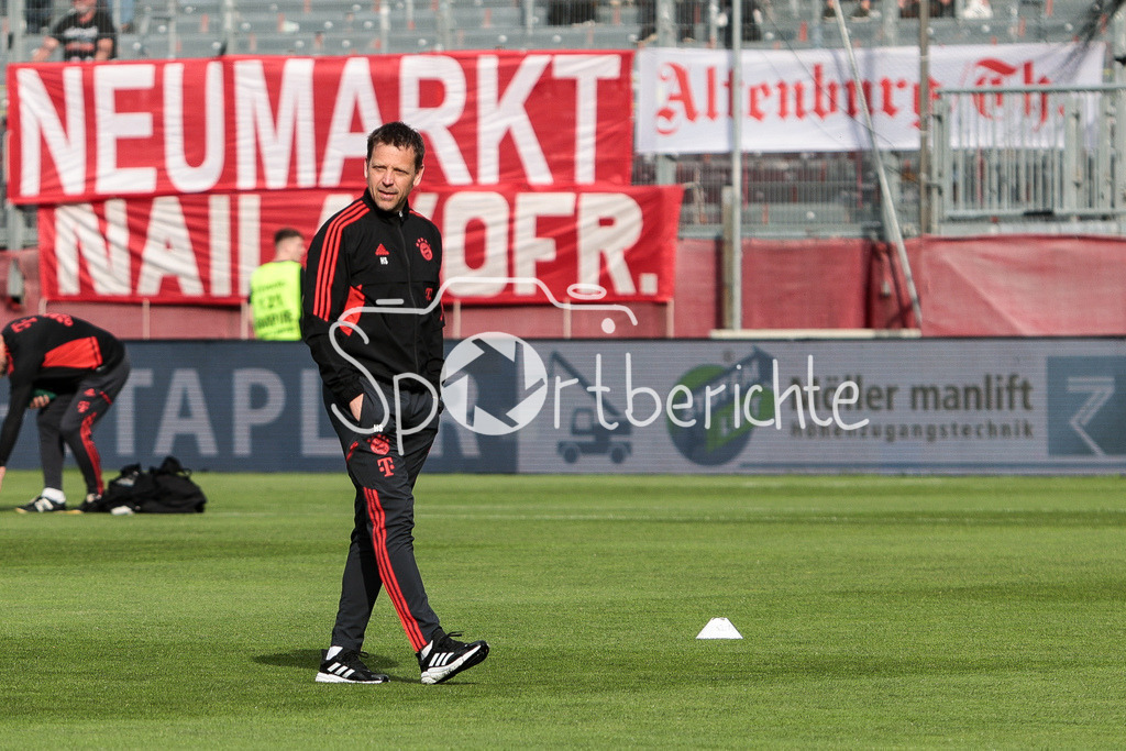 FC Würzburger Kickers - FC Bayern Amateure | Amateure Trainer Holger Seitz in Aktion