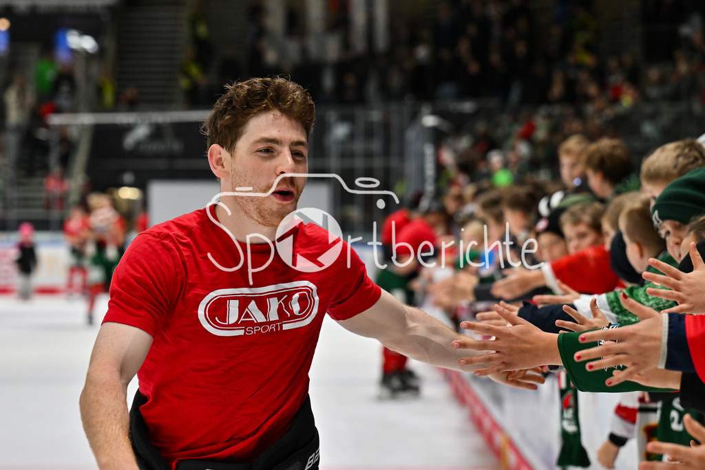 Augsburger Panther - Schwenninger Wild Wings | AUGSBURG, DEUTSCHLAND - 2. NOVEMBER: Die Spieler der Panther feier zusammen mit den Zuschauern den Heimsieg gegen Schwenningen nach dem Ligaspiel zwischen den Augsburger Panthern und den Schwenninger Wild Wings am 17. Spieltag der Penny DEL im Curt Frenzel Stadion am 02.11.2025 /  Kyle MAYHEW (Augsburger Panther 27)