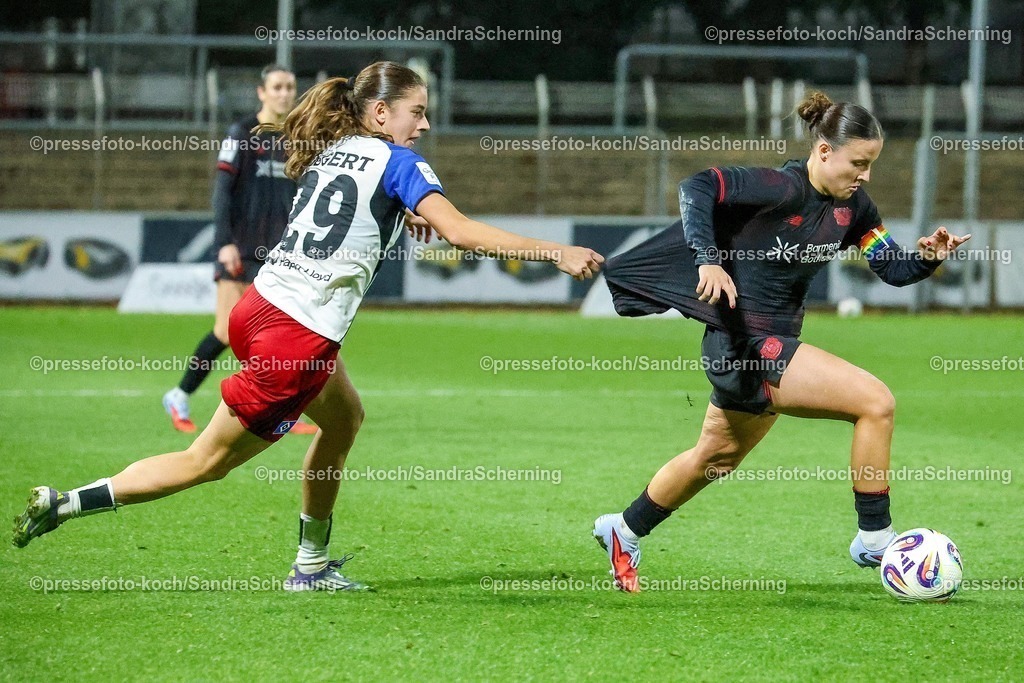 xsscx05112501025 | 05.11.2025, xsscx, Frauen Fuﬂball, Bayer 04 Leverkusen - Hamburger SV, Saison 2025 2026: Leni Eggert (Hamburger SV #29) im Zweikampf gegen Estrella Merino (Bayer 04 Leverkusen #10) DFB regulations prohibit any use of photographs as image sequences and or quasi-video.
