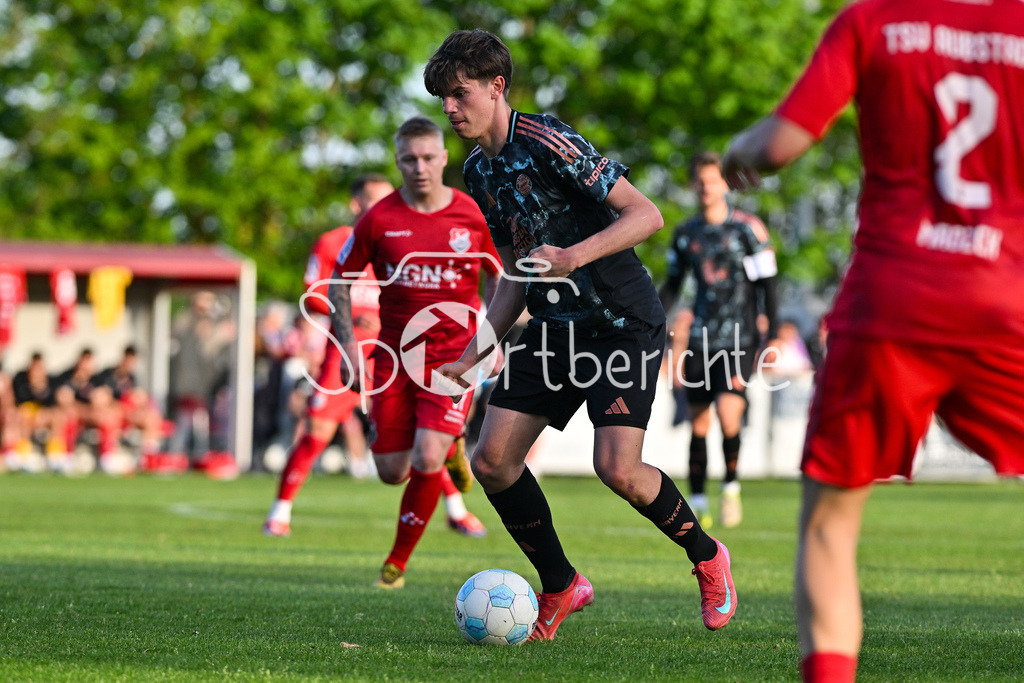 TSV Aubstadt - FC Bayern Amateure | am BAll Guido DELLA ROVERE (FC Bayern München II #10) / Regionalliga Bayern: TSV Aubstadt - FC Bayern Muenchen II, NGN-Arena am 23.04.2025