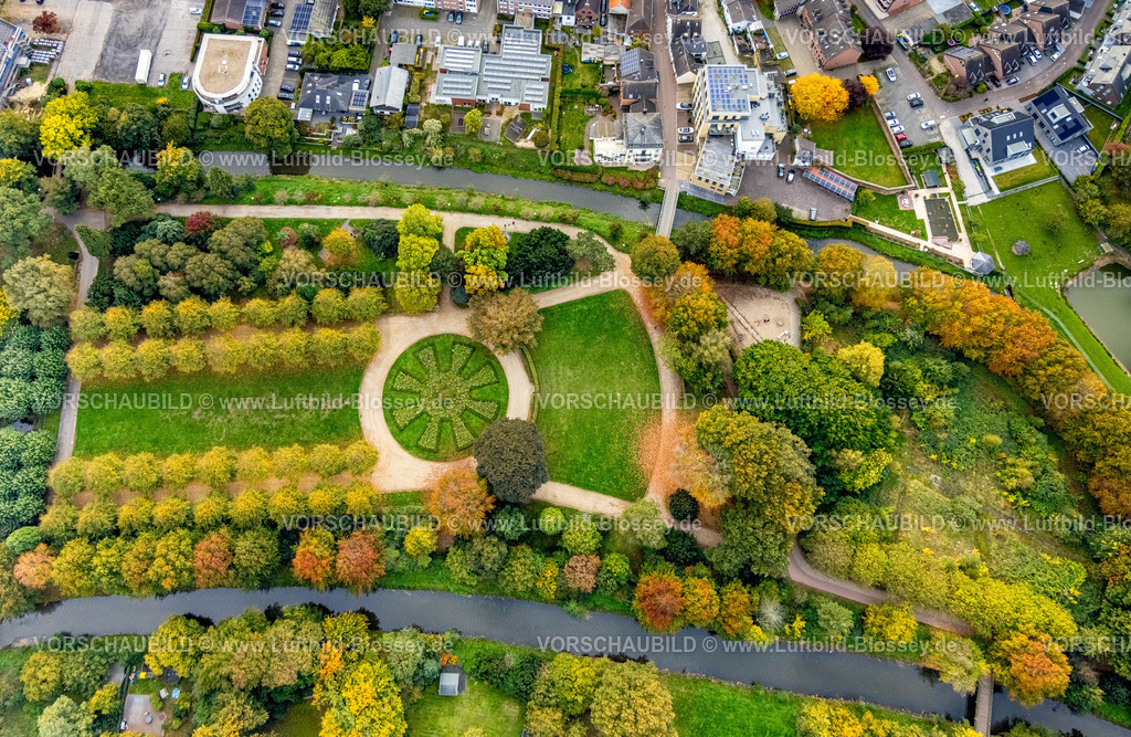 Goch251006150 | Luftbild, Stadtpark und herbstliche Bäume am Fluss Niers, Baumallee und kreisrunde Gartenanlage, Goch, Niederrhein, Nordrhein-Westfalen, Deutschland
