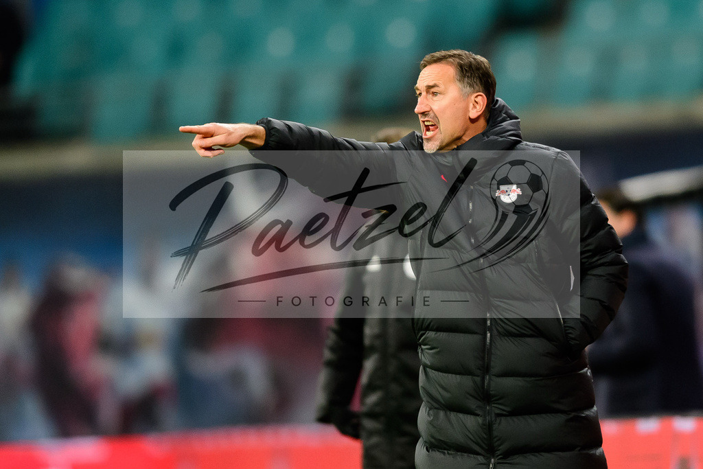 RBLLEV20211128_049 | Fussball, Herren: Co-Trainer Achim Beierlorzer (RB Leipzig) gestikuliert, Gestik bei dem Spiel der 1. Bundesliga zwischen RB Leipzig und Bayer 04 Leverkusen in der Red Bull Arena am 28.11.2021 in Leipzig, Deutschland.DFB / DFL REGULATIONS PROHIBIT ANY USE OF PHOTOGRAPHS AS IMAGE SEQUENCES AND/OR QUASI-VIDEO. - Realisiert mit Pictrs.com
