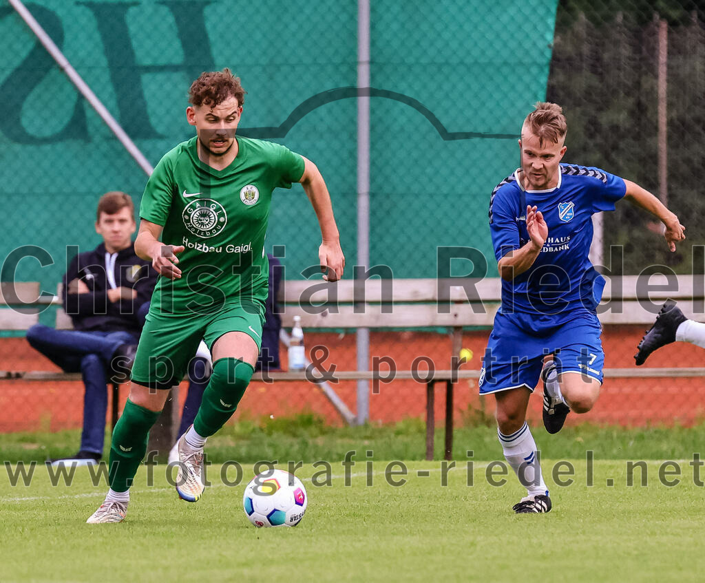 2023-08-04_050_FC_Forstern_gegen_FC_Langengeisling_II | Forstern, Deutschland, 04.08.2023:
Fußball, Kreisklasse 2023 / 2024, 1. Spieltag, FC Forstern gegen FC Langengeisling II, Endergebnis: 2:1

Alexander Huber (FC Forstern, #10), Thomas Hinterwimmer (FC Langengeisling, #7)

Foto: Christian Riedel / fotografie-riedel.net