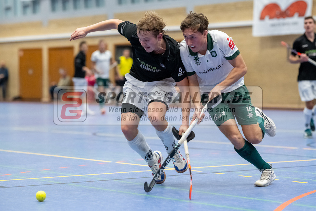 SFE_20231217_0006 | Neuss, Deutschland, 17.12.2023: Jannik Enaux (Uhlenhorst Mülheim), Finn LangHeinrich (SW Neuss) in Aktion waehrend des Spiels der Halle 1. Bundesliga Herren zwischen SW Neuss vs Uhlenhorst Mülheim im Stadionhalle (SW Neuss) am 17.12.2023 in Neuss, Deutschland. (Foto von Stephan Fehrmann)

Neuss, Germany, 17.12.2023: Jannik Enaux (Uhlenhorst Mülheim), Finn LangHeinrich (SW Neuss) in action during the game of Halle 1. Bundesliga Herren between SW Neuss vs Uhlenhorst Mülheim in Stadionhalle (SW Neuss) at 17.12.2023 in Neuss, Deutschland. (Foto von Stephan Fehrmann)