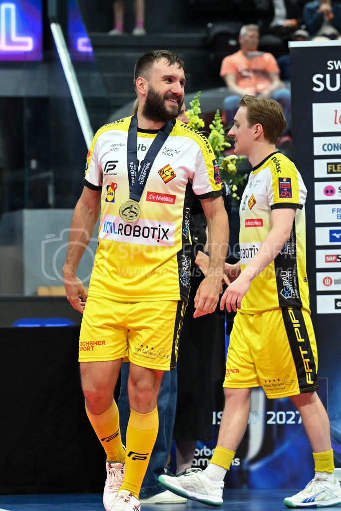 Zug United - HC Rychenberg - 25. April 2026 | Tobias Studer (#23 HC Rychenberg Winterthur) mit seiner Goldmedaille am L-UPL Superfinal-Spiel zwischen Zug United und HC Rychenberg am 25. April 2026 in der BCF Arena, Fribourg, Schweiz.Bild: Sportfotografie Markus Aeschimann | www.markus-aeschimann.ch - Realisiert mit Pictrs.com