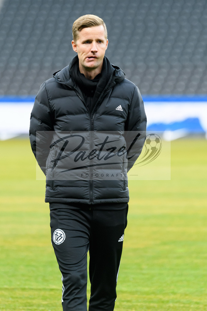 BSCFCB20220123_154 | Fussball, Herren: Vierter Offizieller Arne Aarnik schaut bei dem Spiel der 1. Bundesliga zwischen Hertha BSC und FC Bayern Muenchen im Olypiastadion am 23.01.2022 in Berlin, Deutschland.DFB / DFL REGULATIONS PROHIBIT ANY USE OF PHOTOGRAPHS AS IMAGE SEQUENCES AND/OR QUASI-VIDEO. - Realisiert mit Pictrs.com