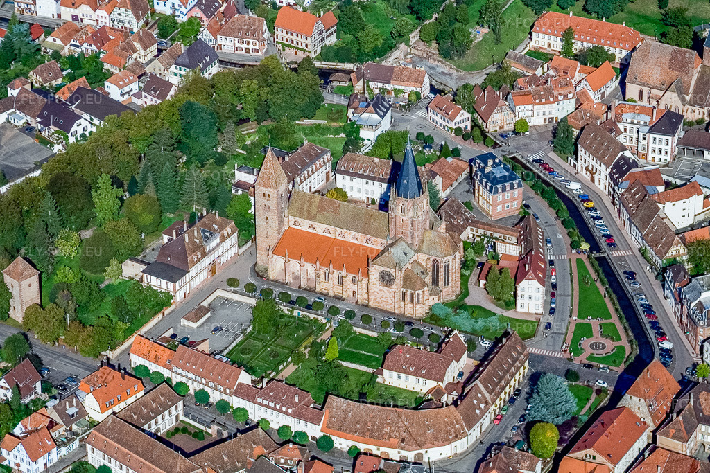 Vue aérienne: Quai du 24 Novembre avec l'Abbatiale Saint Pierre et Paul du nord-ouest à Wissembourg dans le département Bas Rhin, France – .Photo: IMG_4326.jpg prise le 08/10/2006 par Werner Riehm/FLY-FOTO.eu – Résolution de l'original: 2955 x 1971 px – Paroisse de Wissembourg
