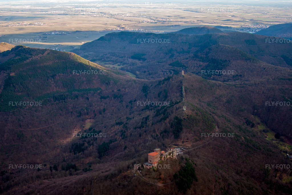 Luftbild: Die 3 Burgen Trifels, Anebos und Münz in Leinsweiler im Bundesland Rheinland-Pfalz in Deutschland. Foto: IMG_62131.jpg vom 23.02.2014 durch Werner Riehm/FLY-FOTO.de