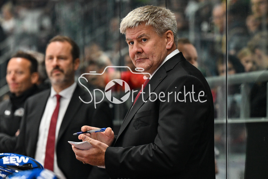 Augsburger Panther - Kölner Haie | im Bild Bill PETERS Trainer Augsburger Panther / Einzelfoto / Freisteller / DEL: Augsburger Panther - Kölner Haie; Curt Frenzel Stadion am 26.09.2025