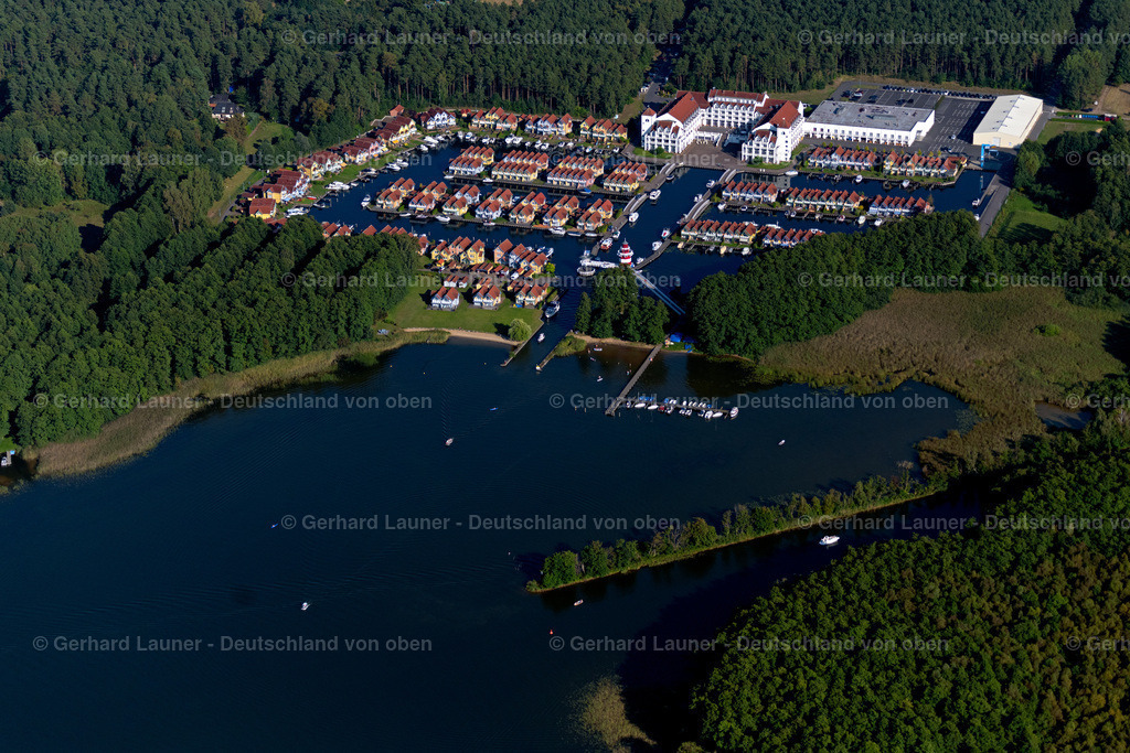 4062401 | RHEINSBERG 08.09.2021 Gebäudekomplex der Hotelanlage Maritim Hafenhotel Rheinsberg in Rheinsberg am Ufer des Rheinsberges Sees im Bundesland Brandenburg, Deutschland. // Building complex of the hotel complex Maritim Hafenhotel Rheinsberg in Rheinsberg on the bank of the Rheinsberg lake in the state of Brandenburg, Germany. Foto: Gerhard Launer