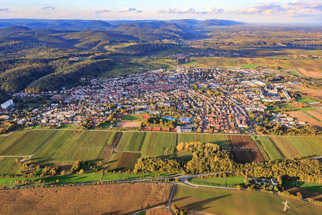 Luftbild: Stadtübersicht aus Süden in Bad Bergzabern im Bundesland Rheinland-Pfalz in Deutschland. Foto: IMG_074653.jpg vom 14.10.2014 durch Werner Riehm/FLY-FOTO.de