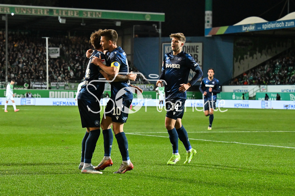 SpVgg Greuther Fürth - Karlsruher SC | FUERTH, GERMANY - OCTOBER 24: Marvin WANITZEK (Karlsruher SC 10) celebrating the goal to 0-3 during the 2. bundesliga match between SpVgg Greuther Fuerth vs. Karlsruher SC on matchday 10 at Sportpark Ronhof Thomas Sommer on October 24, 2025 in Fuerth, Germany / DFL REGULATIONS PROHIBIT ANY USE OF PHOTOGRAPHS AS IMAGE SEQUENCES AND/OR QUASI-VIDEO