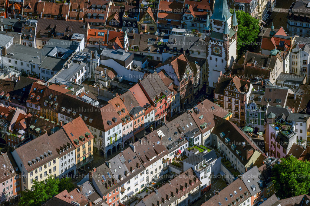 4034169 | FREIBURG IM BREISGAU 30.06.2020 Turm- Bauwerk Martinstor an der Kaiser-Joseph-Straße in der Altstadt in Freiburg im Breisgau im Bundesland Baden-Württemberg, Deutschland. Weiterführende Informationen bei: Stadt Freiburg im Breisgau. // Tower building Martinstor at the former historic city walls in Freiburg im Breisgau in the state Baden-Wurttemberg, Germany. Further information at: Stadt Freiburg im Breisgau. Foto: Gerhard Launer
