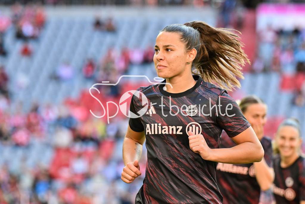 FC Bayern München - Bayer 04 Leverkusen | Im Bild Lena OBERDORF (FC Bayern München Frauen 8) beim warmmachen vor der Partie / Einzelfoto / Freisteller / Google Pixel Frauen-Bundsliga: FC Bayern München - Bayer 04 Leverkusen; Allianz Arena am 06.09.2025