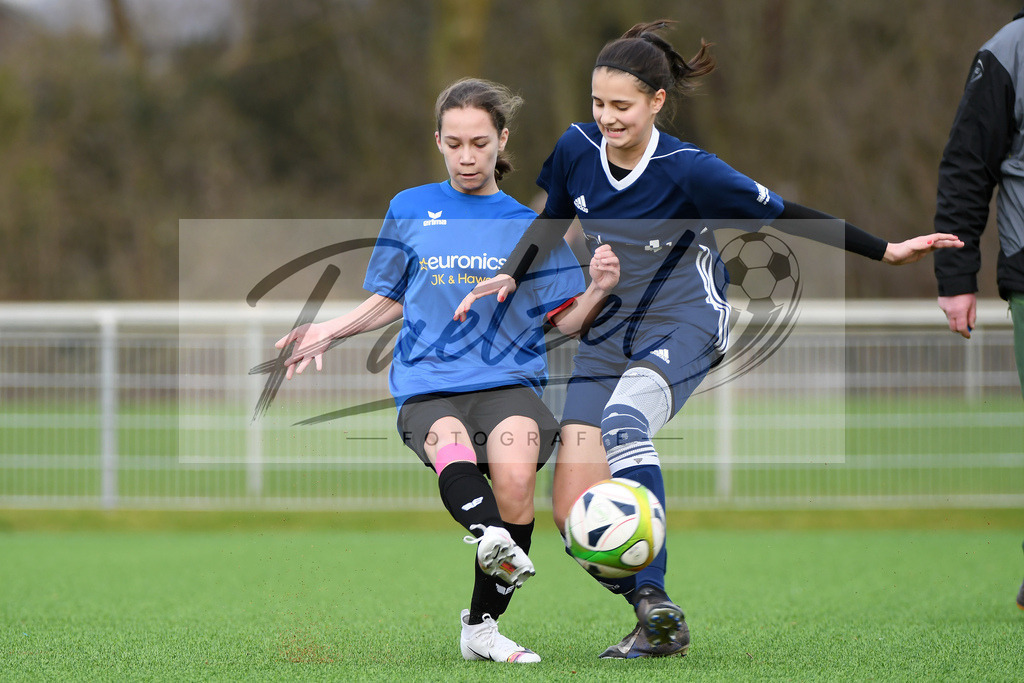 LENGRE20200229_0019 | Fussball, C-Juniorinnen:   bei dem Testspiel zwischen SC Preussen Lengerich und TSG 07 Burg Gretesch im Windmoeller &amp; Hoelscher Stadion am 29.02.2020 in Lengerich, Deutschland. - Realisiert mit Pictrs.com
