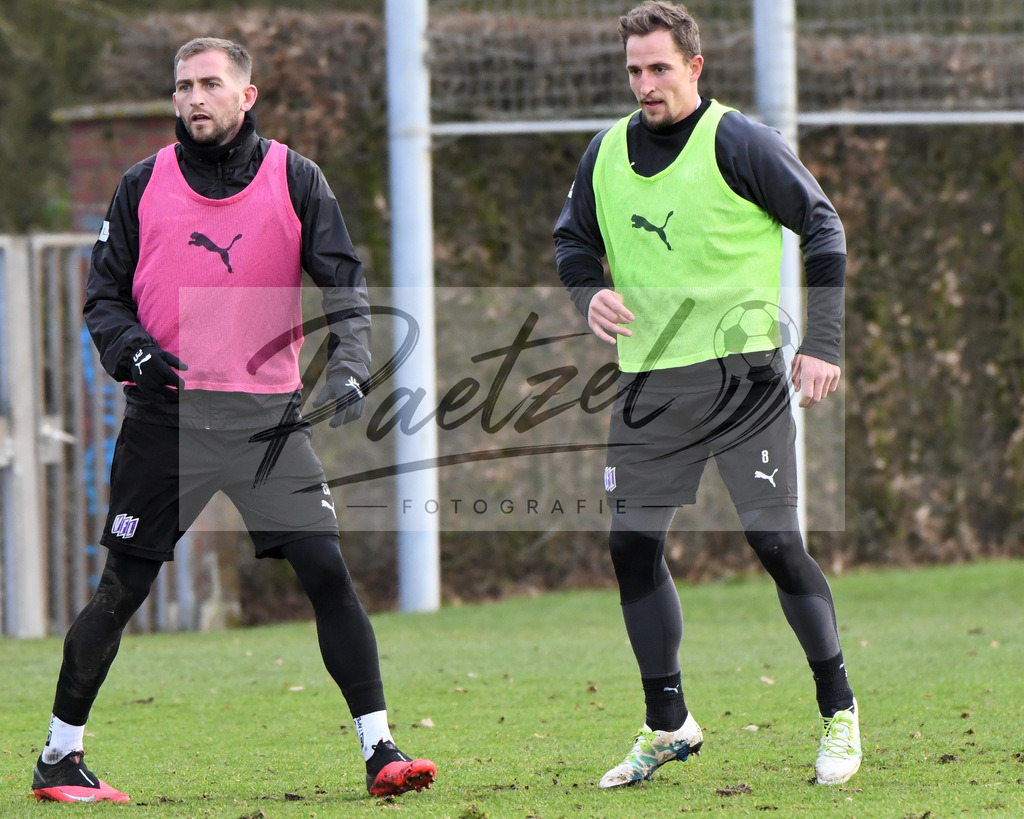 20200130_TRAOSN_0089 | Fußball, Herren: Marc Heider (VfL Osnabrueck) und Ulrich Taffertshofer (VfL Osnabrueck) schauen waehrend der Trainingseinheit des VfL Osnabrueck im Sportpark Illoshoehe am 30.01.2020 in Osnabrueck, Deutschland. - Realisiert mit Pictrs.com