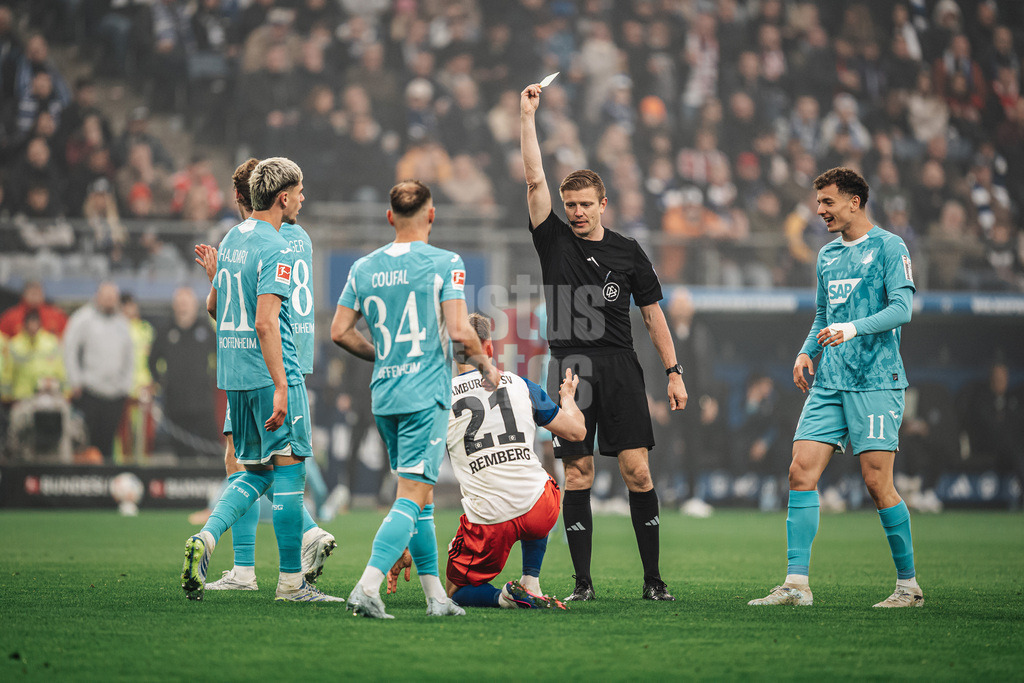 Fußball | Männer | Saison 2025/2026 | 1. Fußball-Bundesliga | 31. Spieltag | Hamburger SV vs. TSG Hoffenheim | 25.04.2026 | Schiedsrichter Robert Schröder zeigt Nicolai Remberg (#21, HSV) die Gelbe Karte Schwalbe