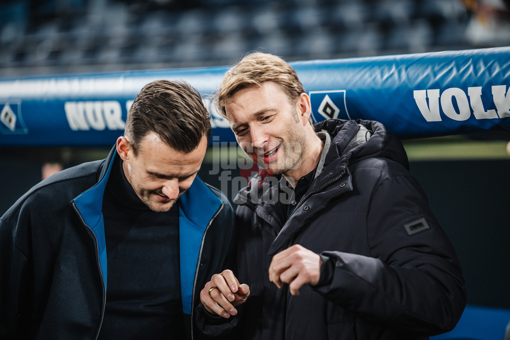 Fußball | Männer | Saison 2025/2026 | 1. Fußball-Bundesliga | 17. Spieltag | Hamburger SV vs. Bayer 04 Leverkusen | 04.03.2026 | v.l. Sportdirektor Claus Costa (HSV) und Geschäftsführer Sport Simon Rolfes (Bayer 04 Leverkusen)